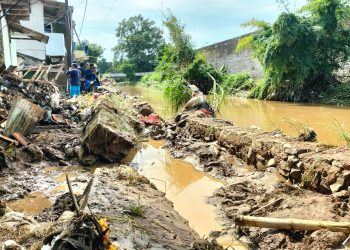 tanggul sungai jebol