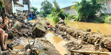 tanggul sungai jebol