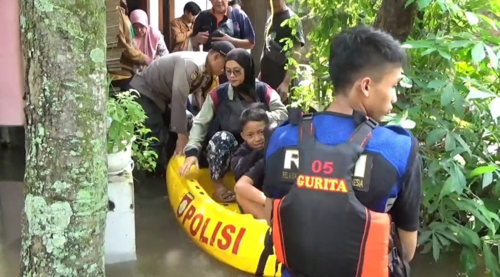 Petugas Berenang Selamatkan Ibu Hamil dan Lansia