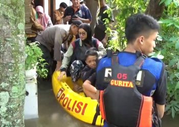 Petugas Berenang Selamatkan Ibu Hamil dan Lansia