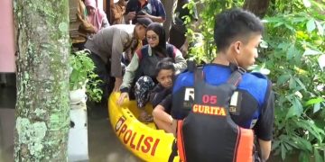 Petugas Berenang Selamatkan Ibu Hamil dan Lansia
