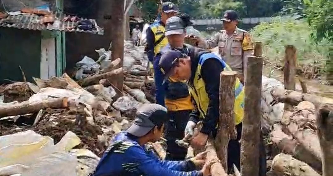 Petugas BBWS dan Warga Perbaiki Tanggul Jebol