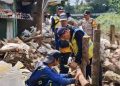 Petugas BBWS dan Warga Perbaiki Tanggul Jebol
