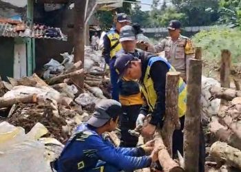 Petugas BBWS dan Warga Perbaiki Tanggul Jebol