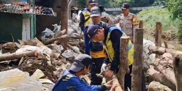 Petugas BBWS dan Warga Perbaiki Tanggul Jebol