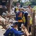 Petugas BBWS dan Warga Perbaiki Tanggul Jebol