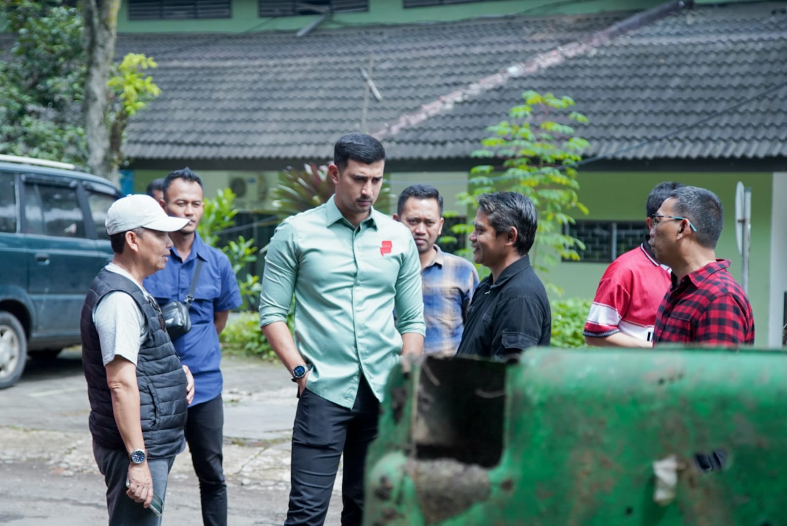 Vice Regent Bandung Spearheads Clean-Up Drive at Government Center