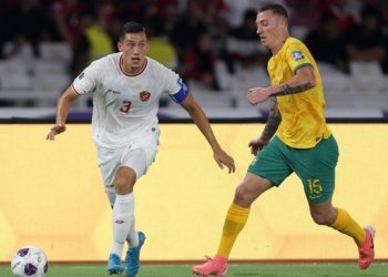 Bek andalan Timnas Indonesia Jay Idzes saat melawan Australia. (REUTERS/Ajeng Dinar Ulfiana)