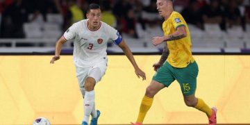 Bek andalan Timnas Indonesia Jay Idzes saat melawan Australia. (REUTERS/Ajeng Dinar Ulfiana)