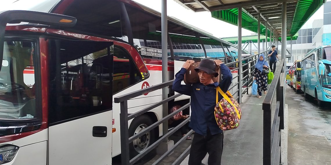 terminal leuwipanjang penumpang