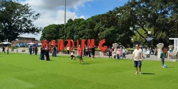 Taman Sintesis Alun-Alun Bandung Dibanjiri Wisatawan Saat Libur Lebaran