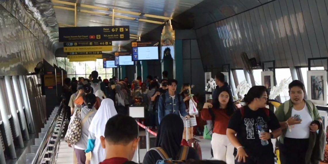 Arus Balik Lebaran Memuncak di Stasiun Bandung