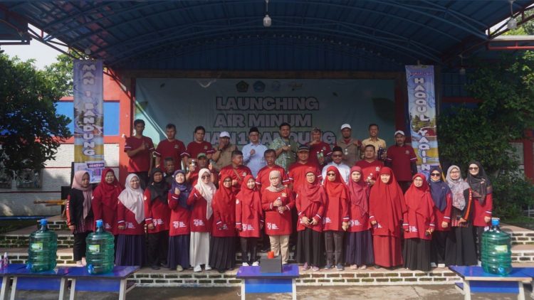 Wakaf Salman Hadirkan Air Minum Gratis di MAN 1 Kabupaten Bandung