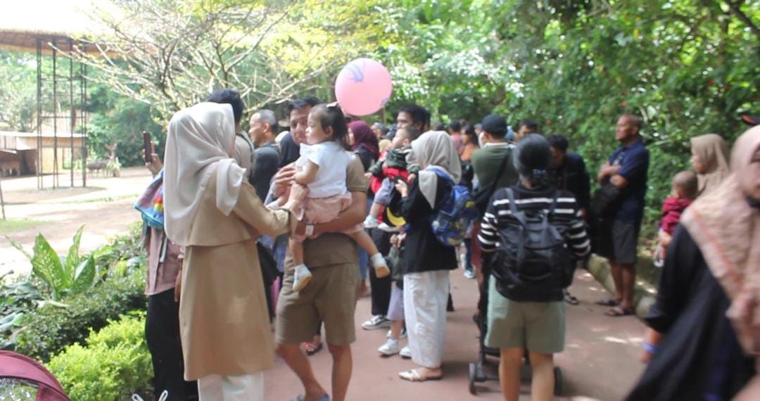 Hari Ketiga Lebaran, Ribuan Wisatawan Padati Kebun Binatang Bandung