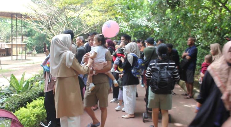 Hari Ketiga Lebaran, Ribuan Wisatawan Padati Kebun Binatang Bandung