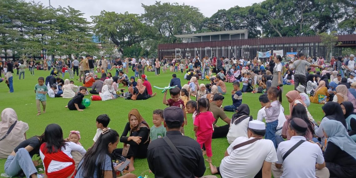 Wisatawan Padati Taman Alun-Alun Bandung, PKL Jadi Sorotan