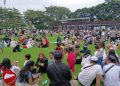 Wisatawan Padati Taman Alun-Alun Bandung, PKL Jadi Sorotan