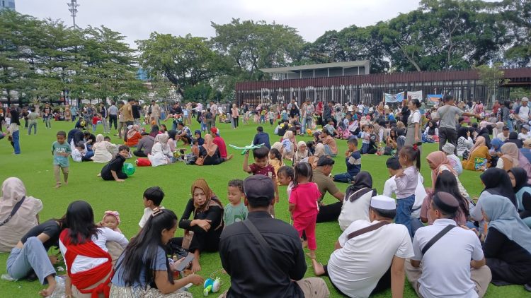 Wisatawan Padati Taman Alun-Alun Bandung, PKL Jadi Sorotan