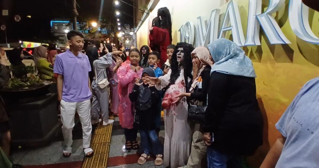 Hujan Tak Halangi Wisatawan Padati Asia Afrika Bandung