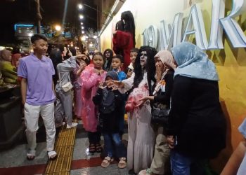 Hujan Tak Halangi Wisatawan Padati Asia Afrika Bandung