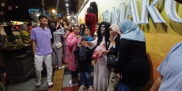 Hujan Tak Halangi Wisatawan Padati Asia Afrika Bandung