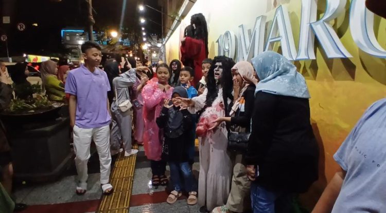 Hujan Tak Halangi Wisatawan Padati Asia Afrika Bandung