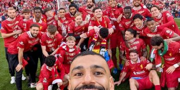 Anfield Bergemuruh ” You’ll Never Walk Alone “