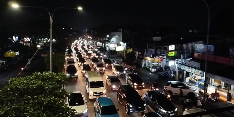Arus Balik Waisak Padati Tol Pasteur Bandung
