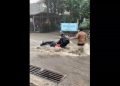 hujan deras dan drainase buruk, banjir parah landa Lembang, pengendara terseret arus. (foto: Uby/pasjabar)