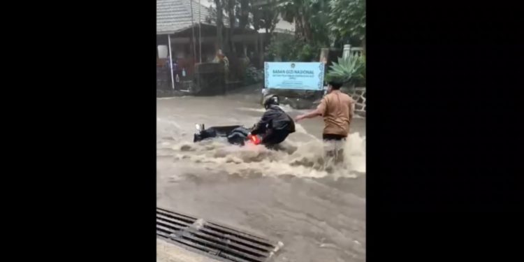 hujan deras dan drainase buruk, banjir parah landa Lembang, pengendara terseret arus. (foto: Uby/pasjabar)