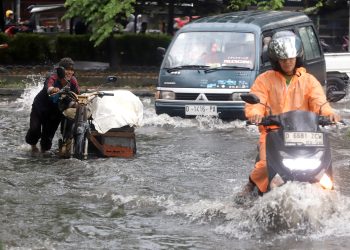 Banjir Genangi Jalan Pluto Bandung, Lalu Lintas Terganggu