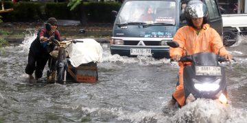 Banjir Genangi Jalan Pluto Bandung, Lalu Lintas Terganggu