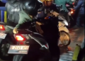 pengendara sepeda motor panik berusaha menyelamatkan diri. (instagram/@info.rancamanyar)