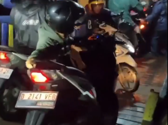 pengendara sepeda motor panik berusaha menyelamatkan diri. (instagram/@info.rancamanyar)