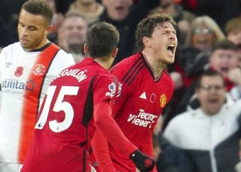 Ekspresi Victor Lindelof usai membobol gawang Luton Town, Sabtu (11/11/2023) (c) AP Photo/Jon Super
