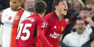 Ekspresi Victor Lindelof usai membobol gawang Luton Town, Sabtu (11/11/2023) (c) AP Photo/Jon Super