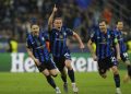 Selebrasi gelandang Inter Milan, Davide Frattesi (tengah) dan para pemain Nerazzurri setelah mencetak gol kemenangan atas Barcelona di leg 2 semifinal Liga Champions 2024-2025. (c) AP Photo/Luca Bruno