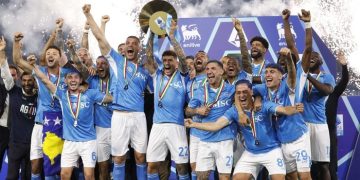 Napoli juara Serie A. (Foto: REUTERS/Remo Casilli)
