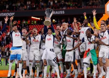 Son Heung Min Angkat Trofi Liga Europa Tanpa Medali