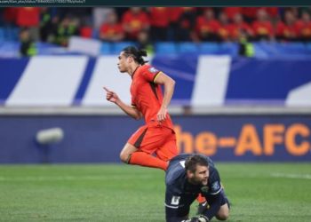 Penyerang Timnas China, Zhang Yuning, berselebrasi usai mencetak gol ke gawang Timnas Indonesia kawalan Maarten Paes di Kualifikasi Piala Dunia 2026 zona Asia. (X.COM/TITAN_PLUS)