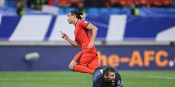 Penyerang Timnas China, Zhang Yuning, berselebrasi usai mencetak gol ke gawang Timnas Indonesia kawalan Maarten Paes di Kualifikasi Piala Dunia 2026 zona Asia. (X.COM/TITAN_PLUS)