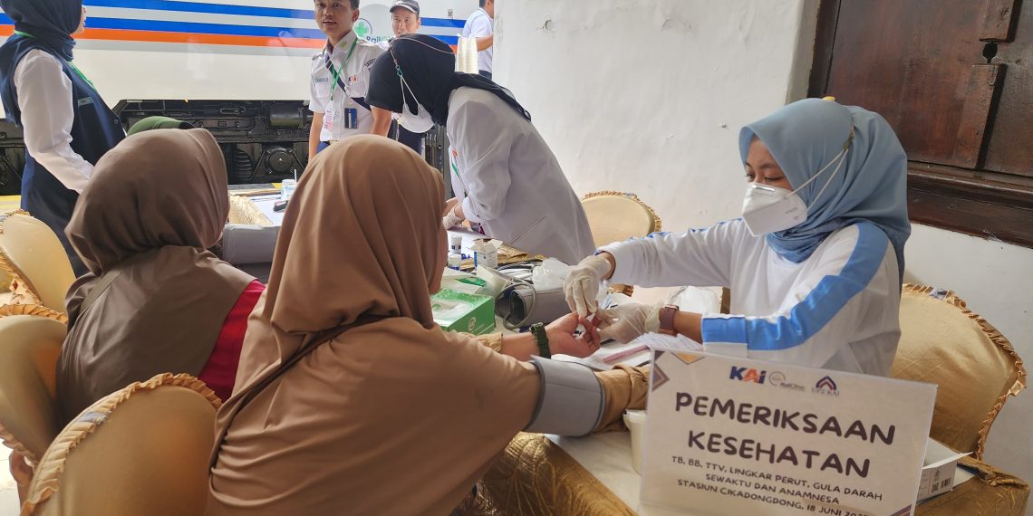 Rail Clinic KAI sambangi Bandung Barat, 300 warga dapat pengobatan gratis. (Uby/pasjabar)