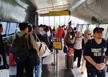 calon penumpang memadati Stasiun Bandung. (Uby/pasjabar)