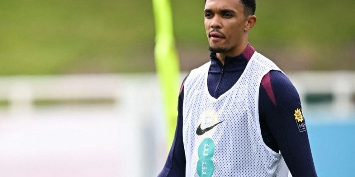 Bek baru Real Madrid Trent Alexander-Arnold memilih untuk mengenakan nomor punggung 12, yang pernah dipakai bek kiri legendaris, Marcelo.(AFP/PAUL ELLIS)