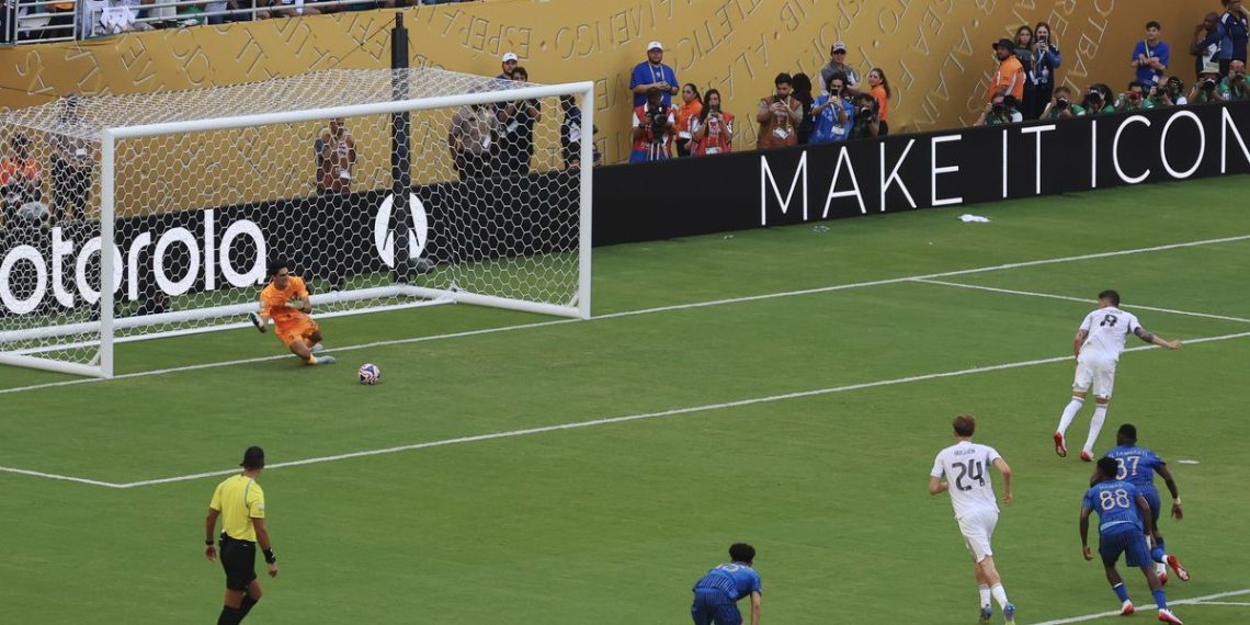 Federico Valverde dari Real Madrid melepaskan tendangan penalti yang diselamatkan oleh Yassine Bounou dari Al Hilal pada laga Grup H Piala Dunia Antarklub FIFA 2025 antara Real Madrid CF dan Al Hilal di Hard Rock Stadium pada tanggal 18 Juni 2025 di Miami Gardens, Florida.(FIFA via Getty Images/Eva Marie Uzcategui)