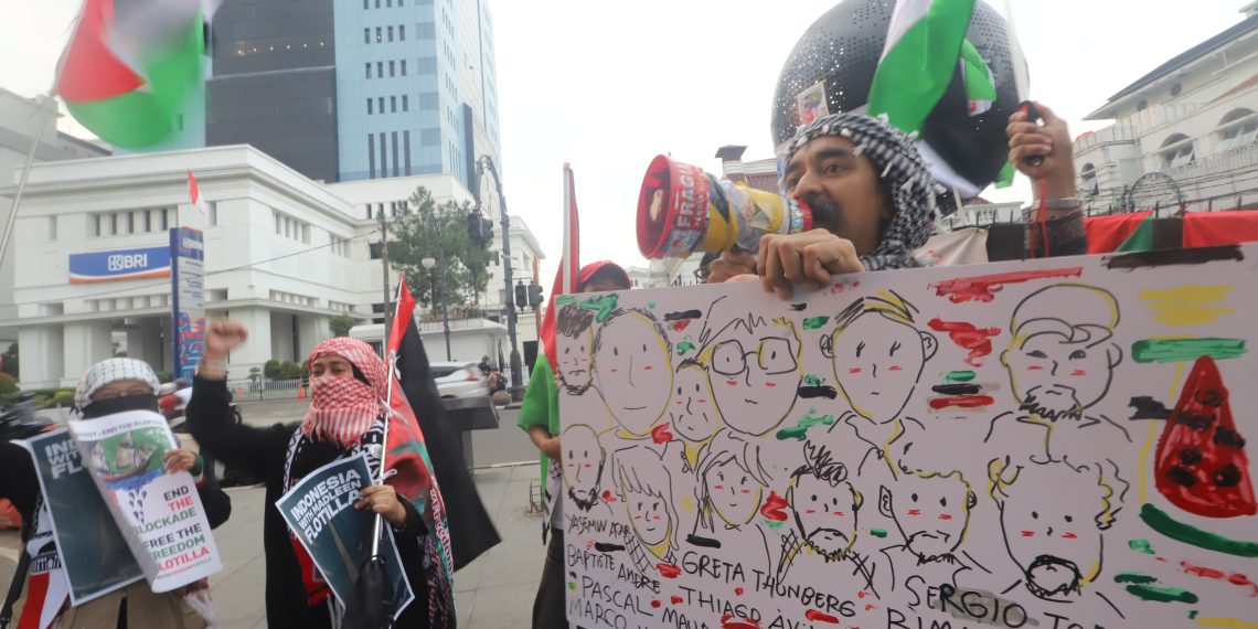 SENIMAN Pantomim Bandung, Wanggie bersama Mujahidah Sahabat Palestina menggelar aksi Solidaritas Bebaskan Palestina di Monumen Solidaritas Asia-Afrika, Jln. Asia Afrika, Kota Bandung, Senin (9/6/2025). (Eci/pasjabar)