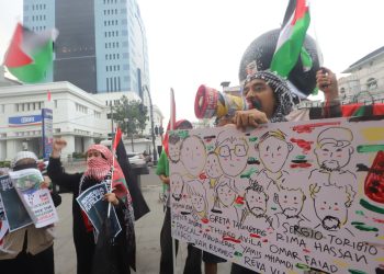 SENIMAN Pantomim Bandung, Wanggie bersama Mujahidah Sahabat Palestina menggelar aksi Solidaritas Bebaskan Palestina di Monumen Solidaritas Asia-Afrika, Jln. Asia Afrika, Kota Bandung, Senin (9/6/2025). (Eci/pasjabar)