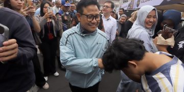 MENTERI Koordinator Bidang Pemberdayaan Masyarakat (Menko PM) Muhaimin Iskandar didampingi Deputi Bidang Koordinasi Pemberdayaan Ekonomi Masyarakat dan Perlindungan Pekerja Migran, Leontinus Alpha Edison dan Wakil Wali Kota Bandung, Erwin, berbincang dengan salah satu peserta Bazzar Berdaya Bersama di Jalan Braga, Kota Bandung, Minggu (21/6/2025). (Eci/pasjabar)