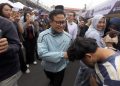 MENTERI Koordinator Bidang Pemberdayaan Masyarakat (Menko PM) Muhaimin Iskandar didampingi Deputi Bidang Koordinasi Pemberdayaan Ekonomi Masyarakat dan Perlindungan Pekerja Migran, Leontinus Alpha Edison dan Wakil Wali Kota Bandung, Erwin, berbincang dengan salah satu peserta Bazzar Berdaya Bersama di Jalan Braga, Kota Bandung, Minggu (21/6/2025). (Eci/pasjabar)