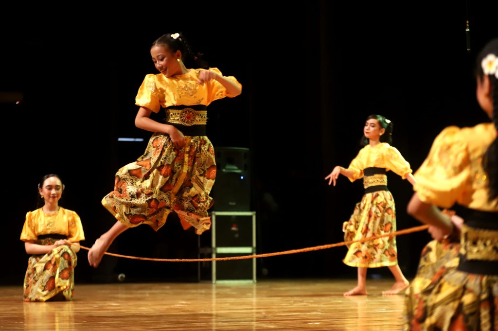 PESERTA saat tampil dalam Festival Permainan Rakyat Jawa Barat di Teater Tertutup Taman Budaya Jawa Barat, Jln. Bukit Dago Selatan, Kota Bandung, Rabu (25/6/2025). (Eci/pasjabar)